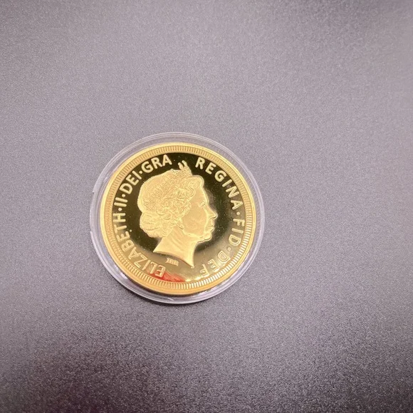 Queen Elizabeth II coin and pin - Picture 6 of 11